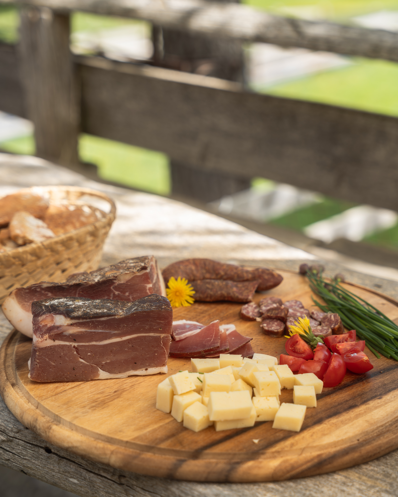Jausenbrett mit Speck, Käse, Brot, Gemüse und regionalen Spezialitäten
